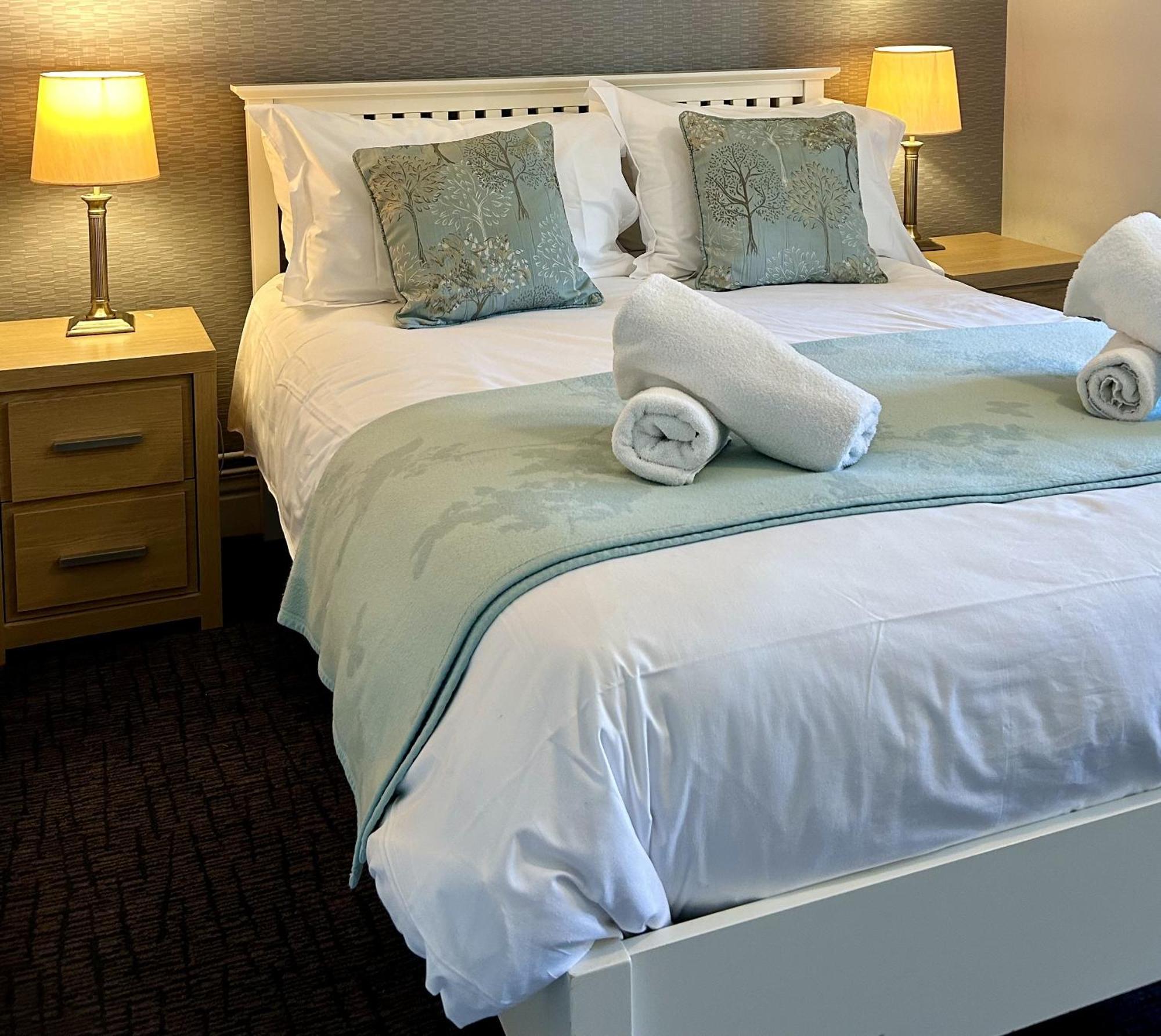 The Talbot And Apartment إيوِرن منستير المظهر الخارجي الصورة